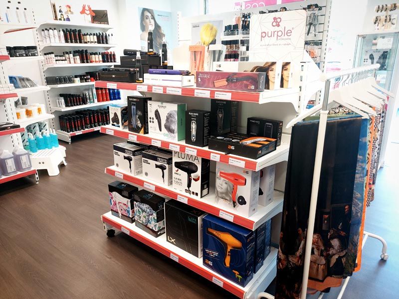 Zona de venta de secadores, pinzas, maquinillas